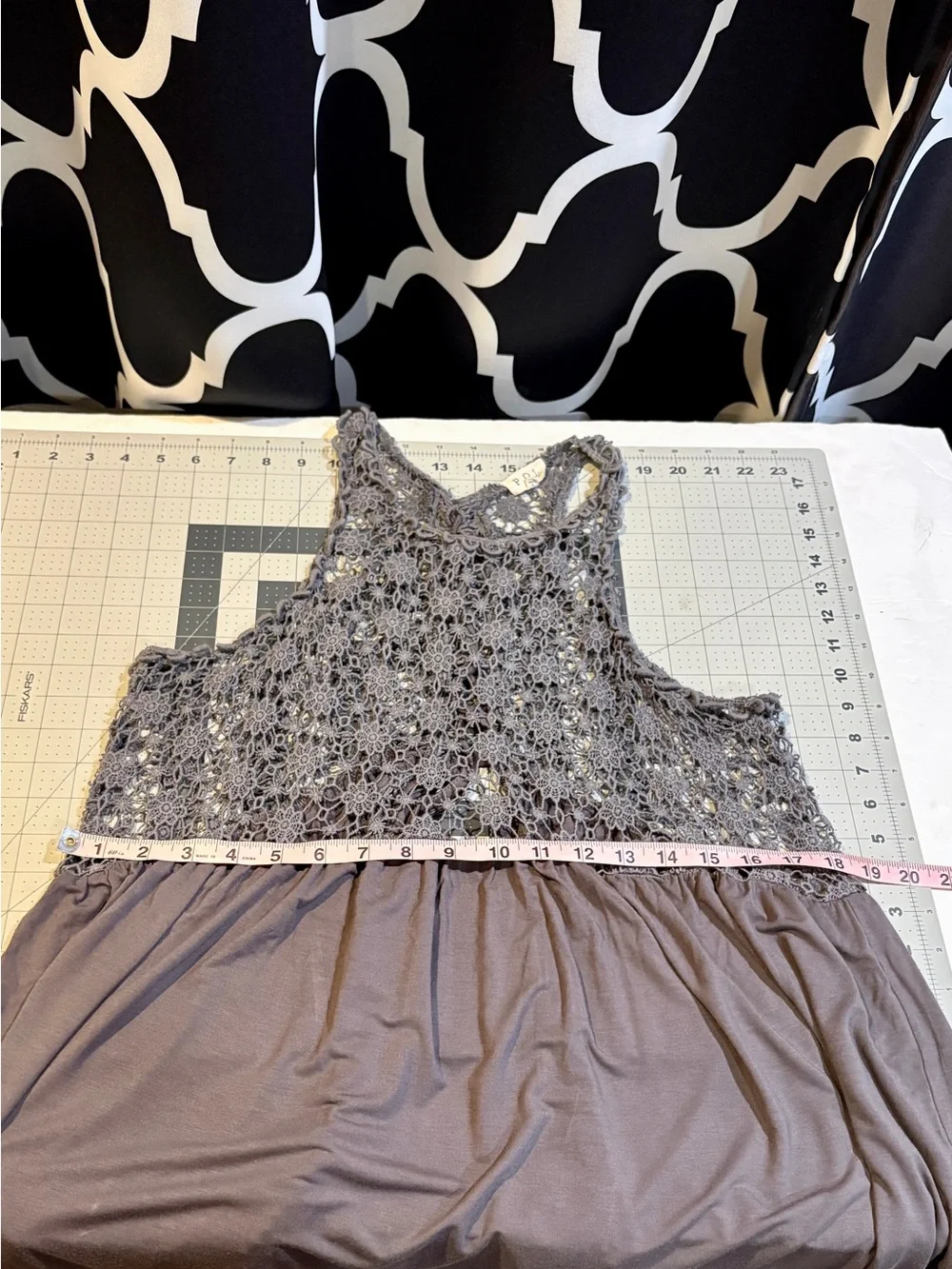 POL Gray Crochet Lace Sleeveless Tunic Tank Top Tie Front Boho Size Small